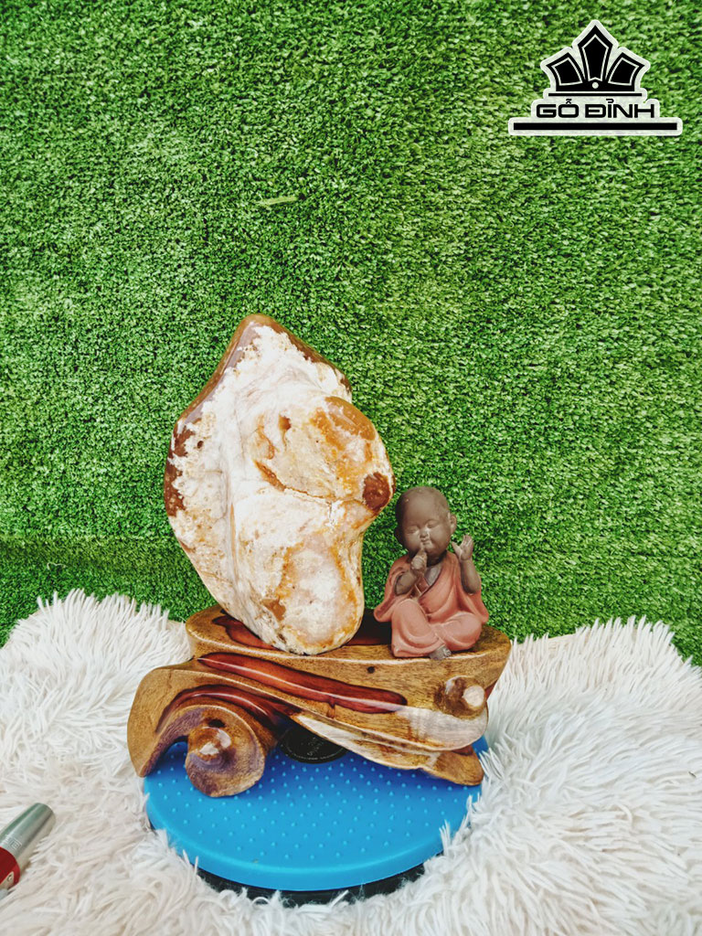 Tác Phẩm Đá Mã Não Cao 31 Ngang 15 (cm) 4,5kg