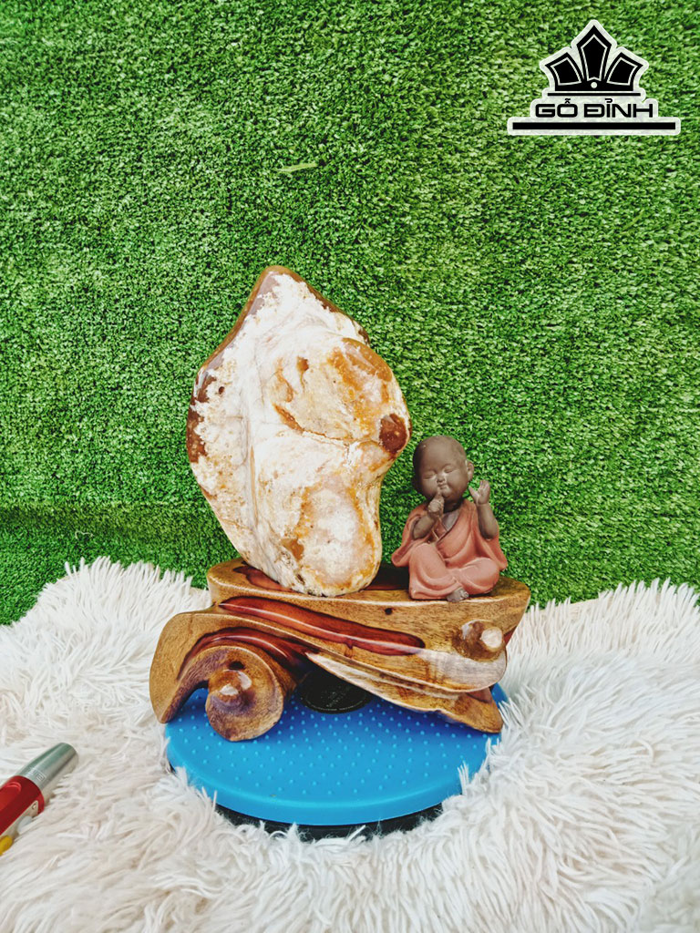 Tác Phẩm Đá Mã Não Cao 31 Ngang 15 (cm) 4,5kg