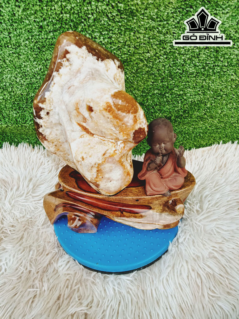 Tác Phẩm Đá Mã Não Cao 31 Ngang 15 (cm) 4,5kg