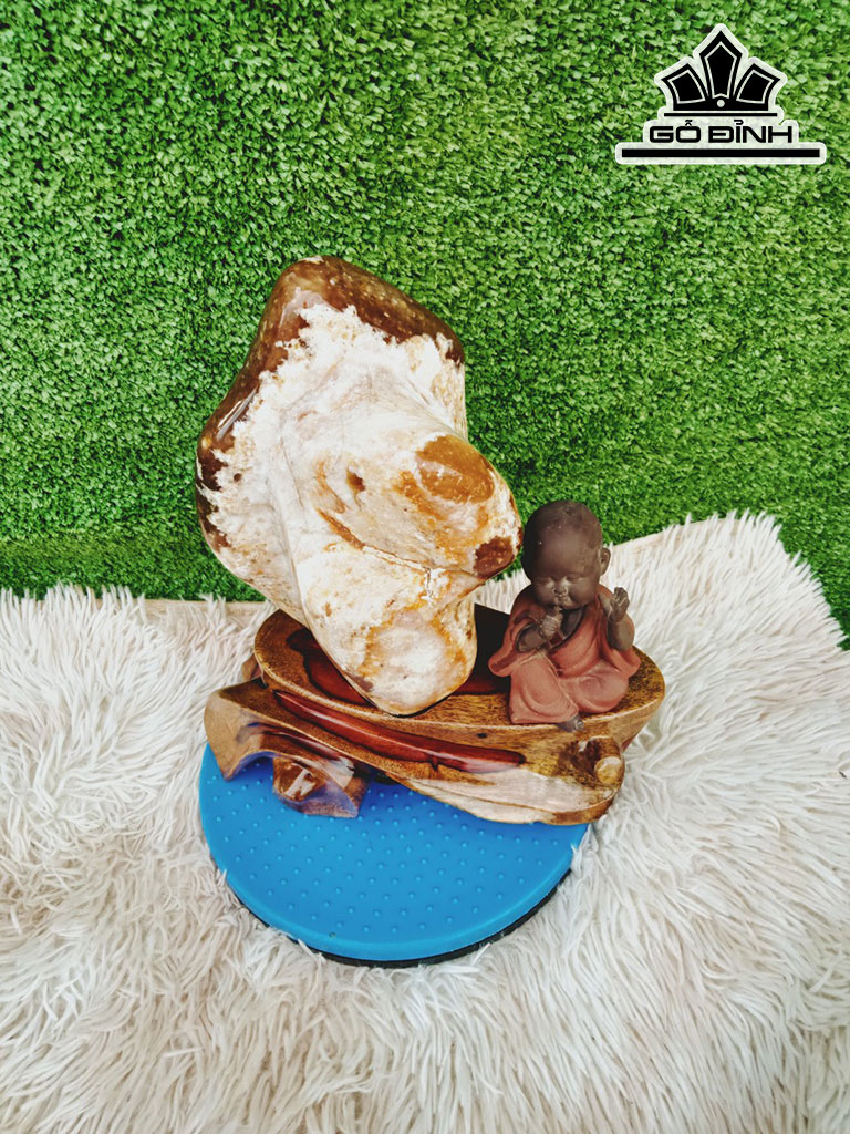 Tác Phẩm Đá Mã Não Cao 31 Ngang 15 (cm) 4,5kg