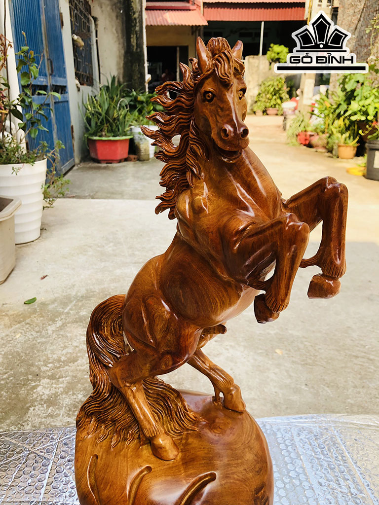 Tượng Ngựa Phong Thủy (Nhất Mã Phi Thiên) Gỗ Hương Ngang 24 Cao 50 Sâu 20 (cm)