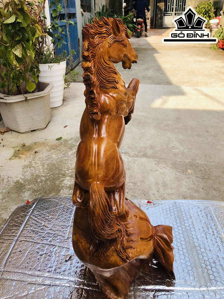 Tượng Ngựa Phong Thủy (Nhất Mã Phi Thiên) Gỗ Hương Ngang 24 Cao 50 Sâu 20 (cm)