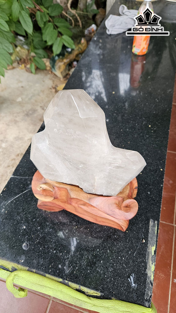 Tác Phẩm Đá Thạch Anh Trắng Cao 33 Ngang 19 (cm) 6kg