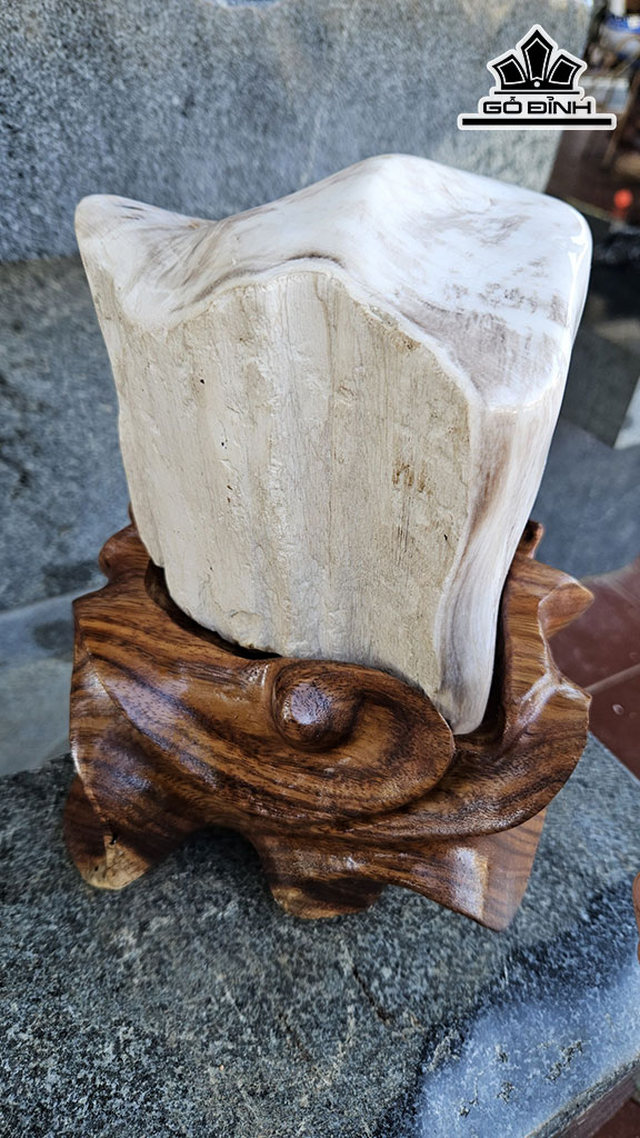 Tác Phẩm Gỗ Hóa Ngọc Cao 26 Ngang 14 (cm) 4kg
