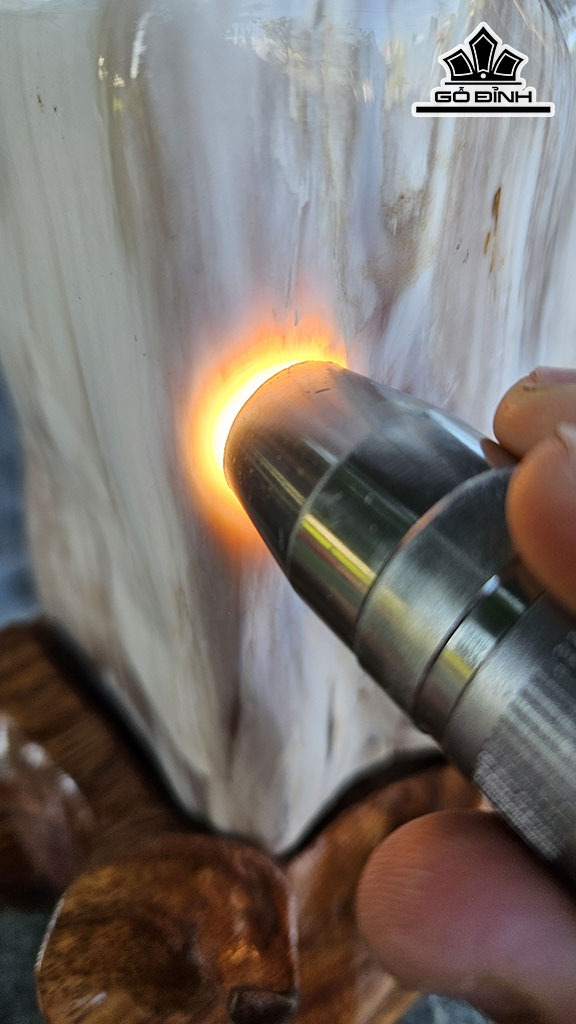 Tác Phẩm Gỗ Hóa Ngọc Cao 26 Ngang 14 (cm) 4kg