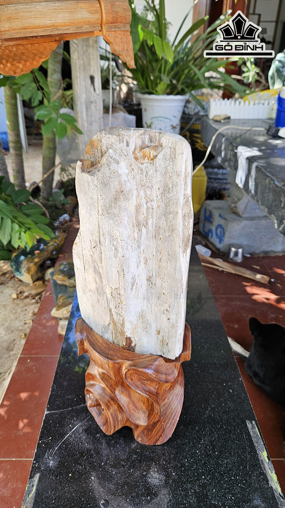 Tác Phẩm Gỗ Hóa Ngọc Cao 52 Ngang 18 (cm) 13kg