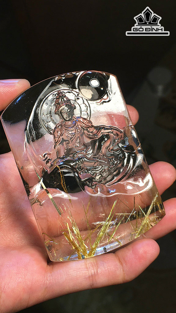 Tác Phẩm Phật Bà Quan Âm Đá Thạch Anh Tóc Vàng Cao 75,7 Ngang 52,4 Sâu 16,7 (mm) 135,7gr