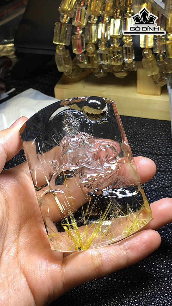 Tác Phẩm Phật Bà Quan Âm Đá Thạch Anh Tóc Vàng Cao 75,7 Ngang 52,4 Sâu 16,7 (mm) 135,7gr