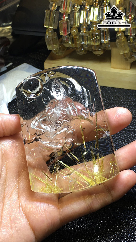 Tác Phẩm Phật Bà Quan Âm Đá Thạch Anh Tóc Vàng Cao 75,7 Ngang 52,4 Sâu 16,7 (mm) 135,7gr