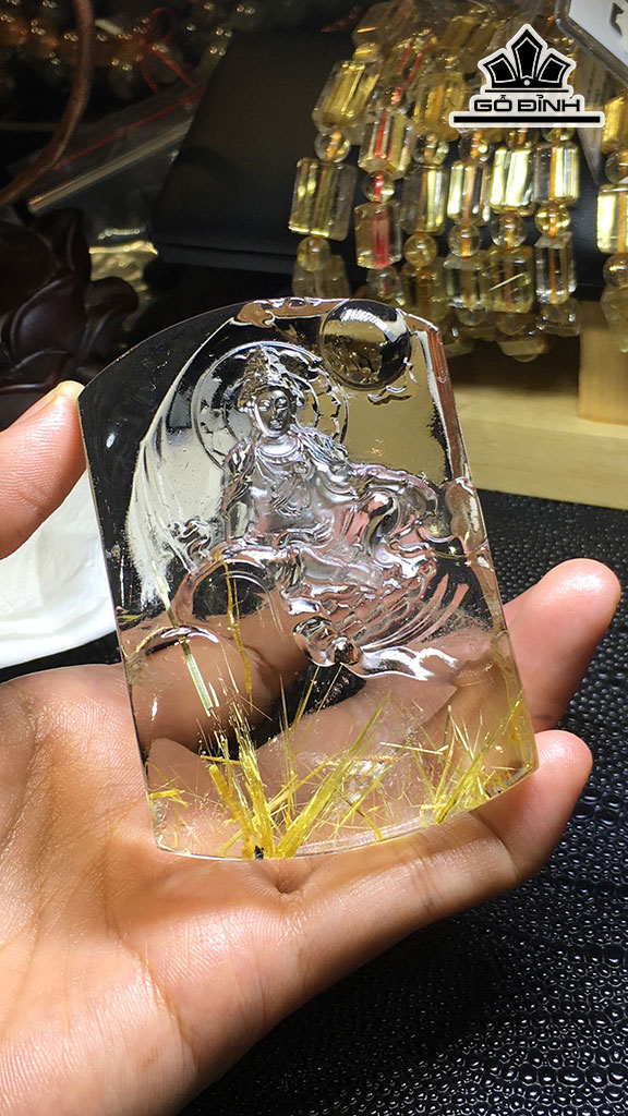 Tác Phẩm Phật Bà Quan Âm Đá Thạch Anh Tóc Vàng Cao 75,7 Ngang 52,4 Sâu 16,7 (mm) 135,7gr