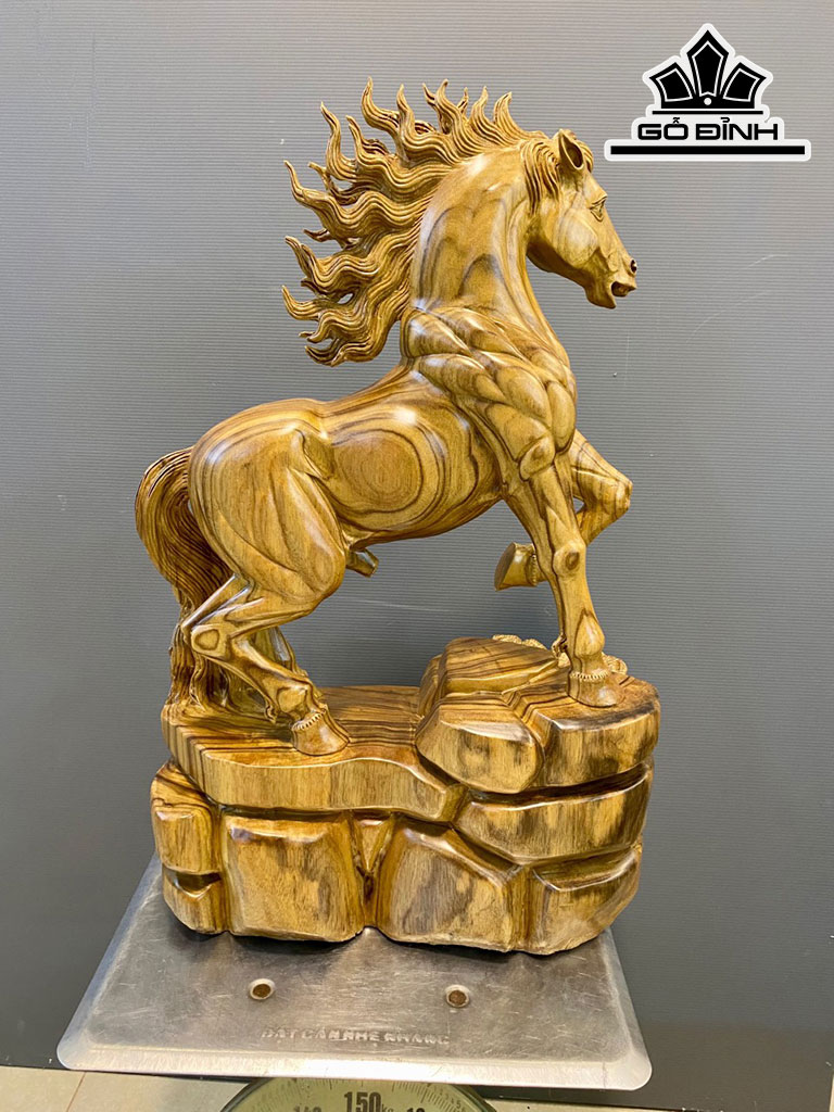 Tượng Ngựa Phong Thủy (Nhất Mã Phi Thiên) Gỗ Xá Xị Cao 70 Ngang 44 Sâu 20 (cm)