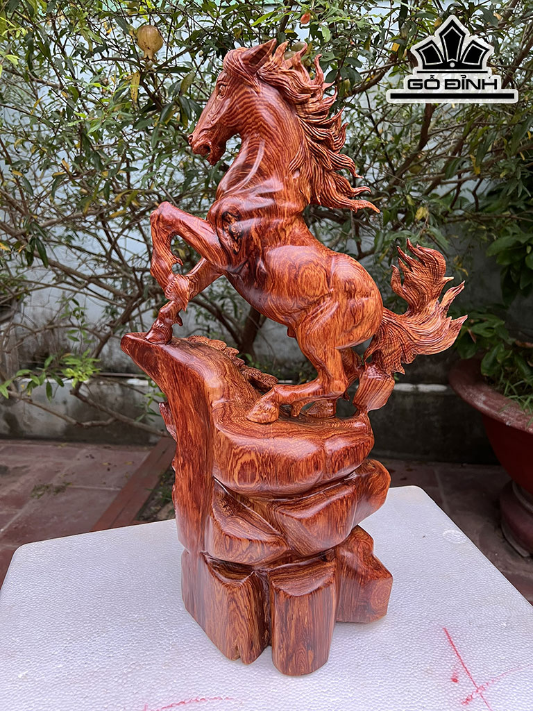 Tượng Ngựa Phong Thủy (Nhất Mã Phi Thiên) Gỗ Cẩm Cao 56 Ngang 35 Sâu 18 (cm)