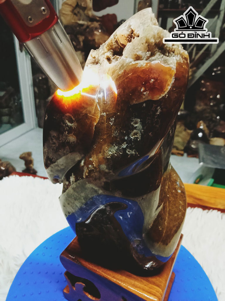 Tác Phẩm Đá Mã Não Cao 29 Ngang 12 (cm) 3,8kg