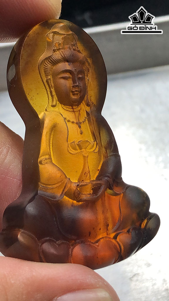 Mặt Dây Chuyền Quan Âm Đá Hổ Phách Cao 49,6 Ngang 31,6 Sâu 11,3 (mm) 8,9gr