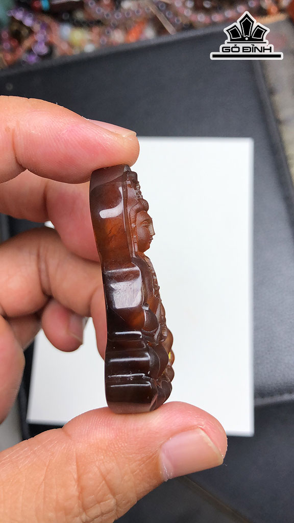 Mặt Dây Chuyền Quan Âm Đá Hổ Phách Cao 49,8 Ngang 31,6 Sâu 10 (mm) 8gr