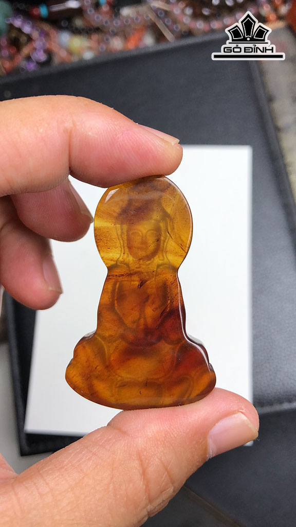 Mặt Dây Chuyền Quan Âm Đá Hổ Phách Cao 49,8 Ngang 31,6 Sâu 10 (mm) 8gr