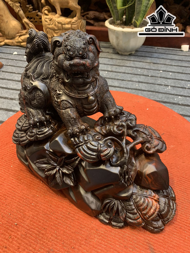 Tượng Lân Sư Gỗ Trắc Cao 22 Ngang 30 Sâu 15 (cm)