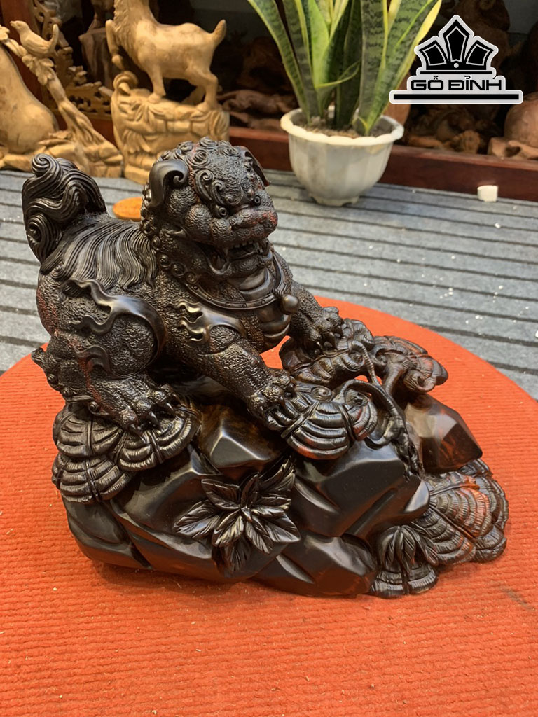 Tượng Lân Sư Gỗ Trắc Cao 22 Ngang 30 Sâu 15 (cm)