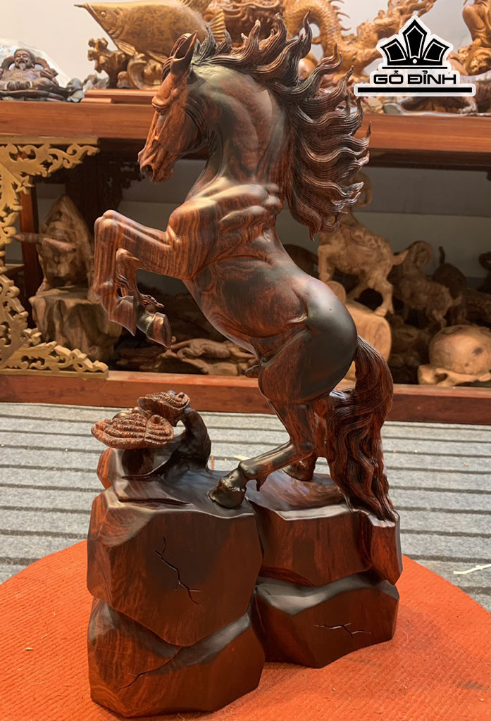 Tượng Ngựa Phong Thủy (Nhất Mã Phi Thiên) Gỗ Trắc Cao 48 Ngang 27 Sâu 13 (cm)