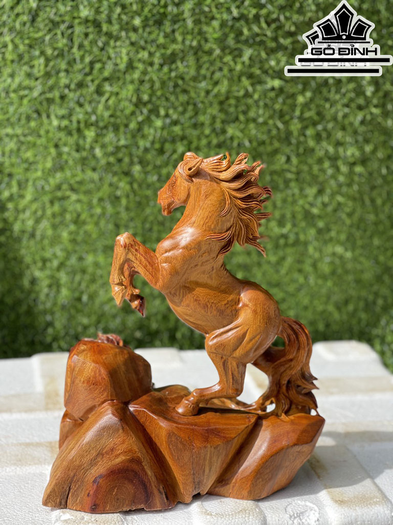Tượng Ngựa Phong Thủy (Nhất Mã Phi Thiên) Gỗ Hương Cao 32 Ngang 26 Sâu 16 (cm)