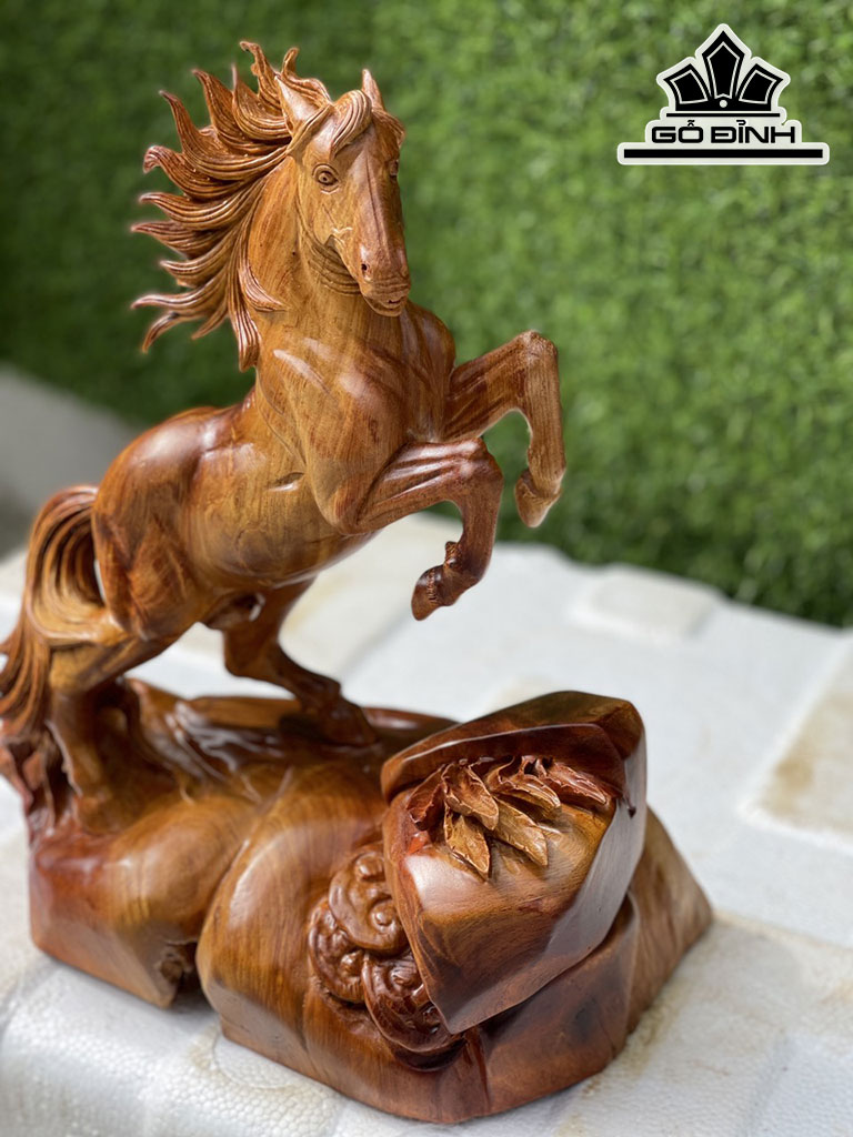 Tượng Ngựa Phong Thủy (Nhất Mã Phi Thiên) Gỗ Hương Cao 32 Ngang 26 Sâu 16 (cm)