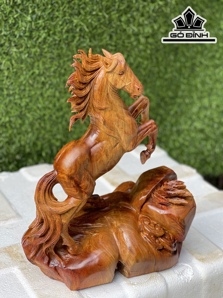 Tượng Ngựa Phong Thủy (Nhất Mã Phi Thiên) Gỗ Hương Cao 32 Ngang 26 Sâu 16 (cm)