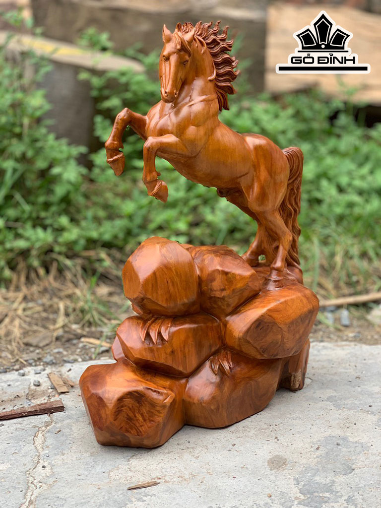 Tượng Ngựa Phong Thủy (Nhất Mã Phi Thiên) Gỗ Ngọc Am Cao 60 Ngang 45 Sâu 24 (cm)