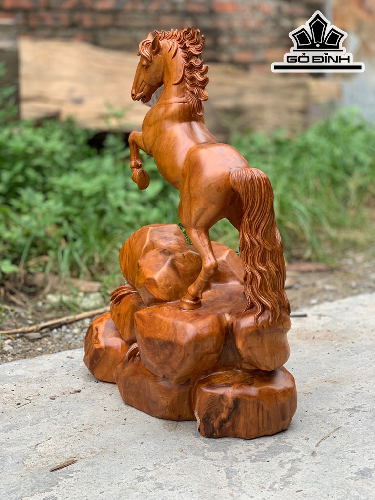Tượng Ngựa Phong Thủy (Nhất Mã Phi Thiên) Gỗ Ngọc Am Cao 60 Ngang 45 Sâu 24 (cm)