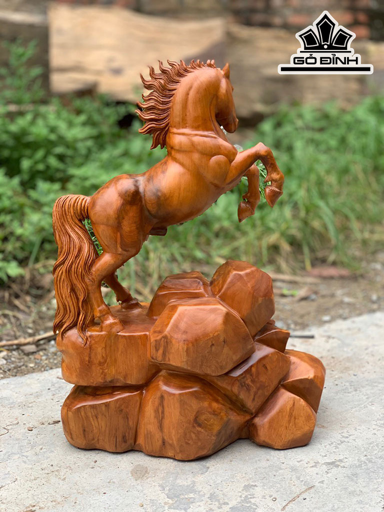 Tượng Ngựa Phong Thủy (Nhất Mã Phi Thiên) Gỗ Ngọc Am Cao 60 Ngang 45 Sâu 24 (cm)