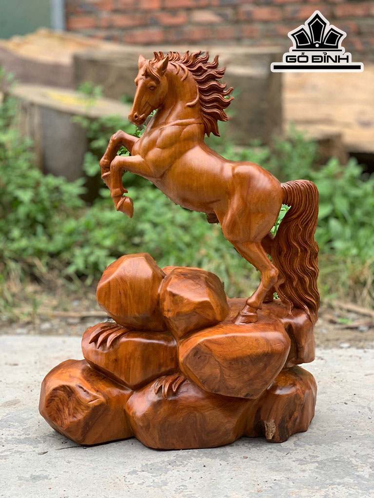 Tượng Ngựa Phong Thủy (Nhất Mã Phi Thiên) Gỗ Ngọc Am Cao 60 Ngang 45 Sâu 24 (cm)
