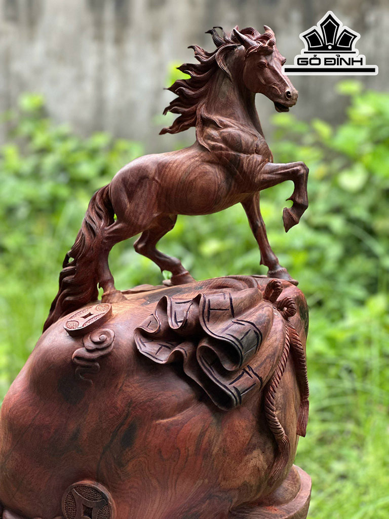 Tượng Ngựa Phong Thủy (Nhất Mã Phi Thiên) Gỗ Trắc Cao 45 Ngang 30 Sâu 20 (cm)