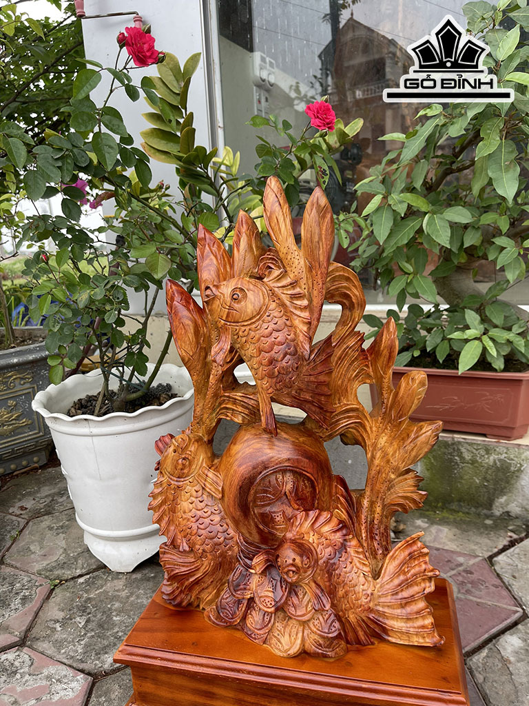 Tượng Cá Chép Vờn Sen Gỗ Hương Cao 52 Ngang 34 Sâu 18 (cm)