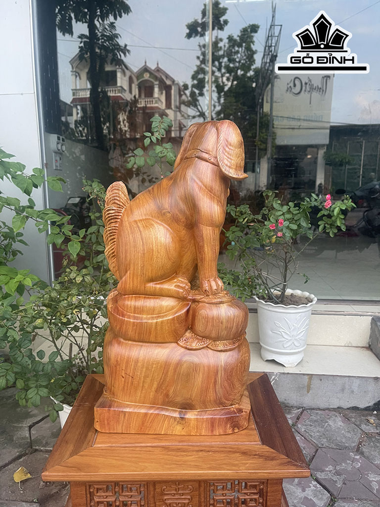 Tượng Chó Gỗ Hương Cao 52 Ngang 27 Sâu 18 (cm)