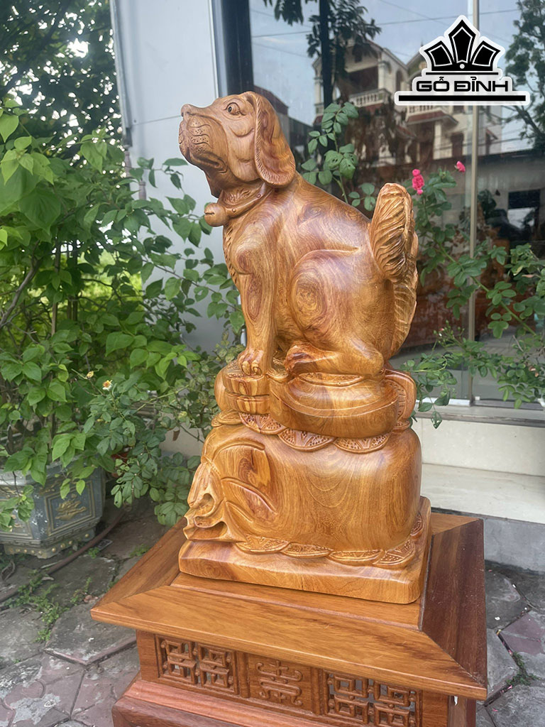 Tượng Chó Gỗ Hương Cao 52 Ngang 27 Sâu 18 (cm)