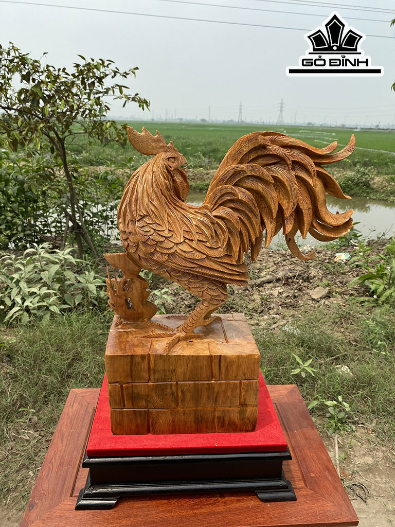 Tượng Gà Trống Phong Thủy Gỗ Pơ Mu Cao 55 Ngang 45 Sâu 17 (cm)