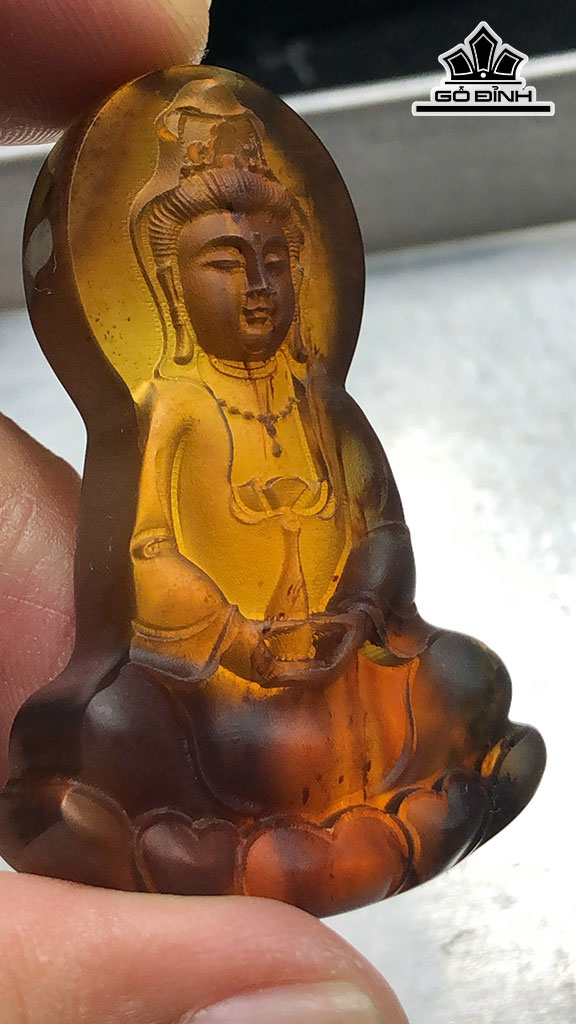 Mặt Dây Chuyền Quan Âm Đá Hổ Phách Cao 49,6 Ngang 31,6 Sâu 11,3 (mm) 8,9gr