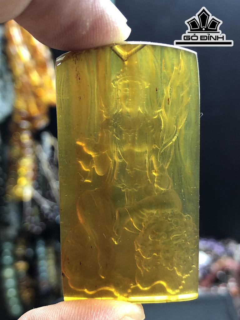 Mặt Dây Chuyền Văn Thù Bồ Tát Đá Hổ Phách Cao 49,6 Ngang 26,6 Sâu 8,2 (cm) 9,5g