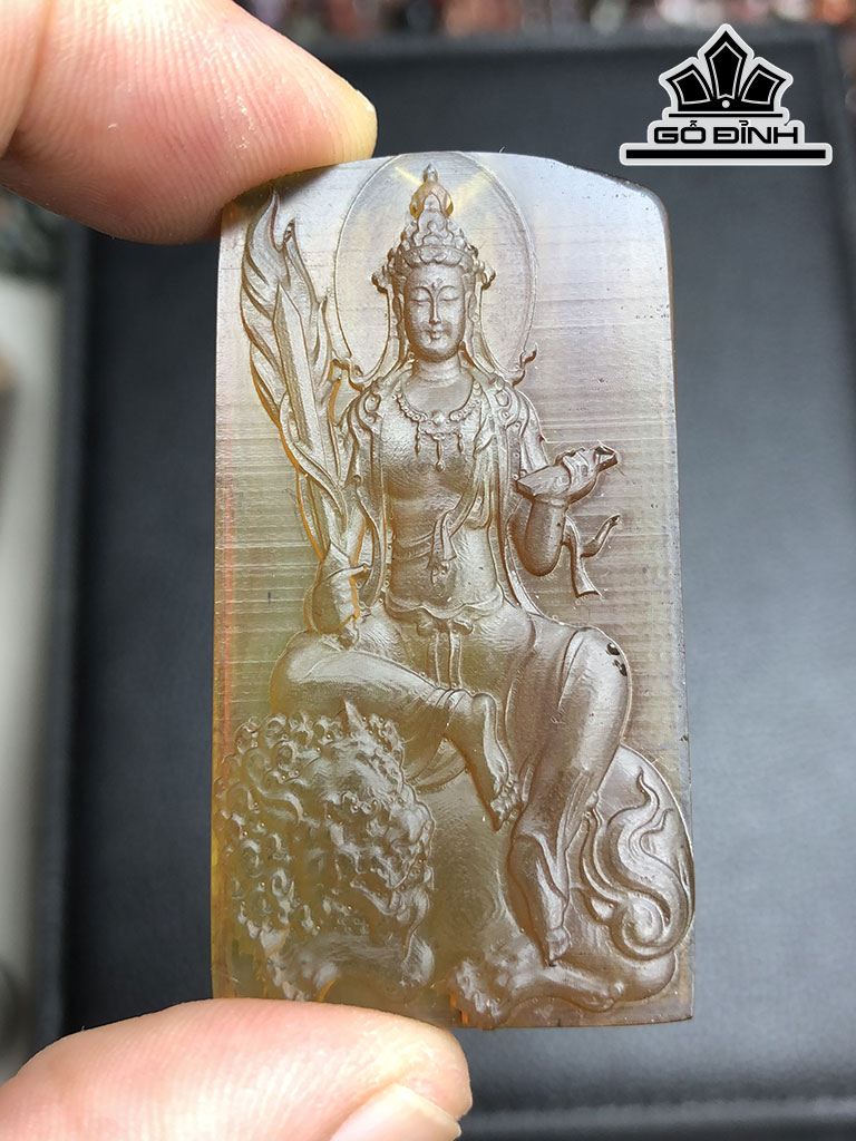 Mặt Dây Chuyền Văn Thù Bồ Tát Đá Hổ Phách Cao 49,6 Ngang 26,6 Sâu 8,2 (cm) 9,5g