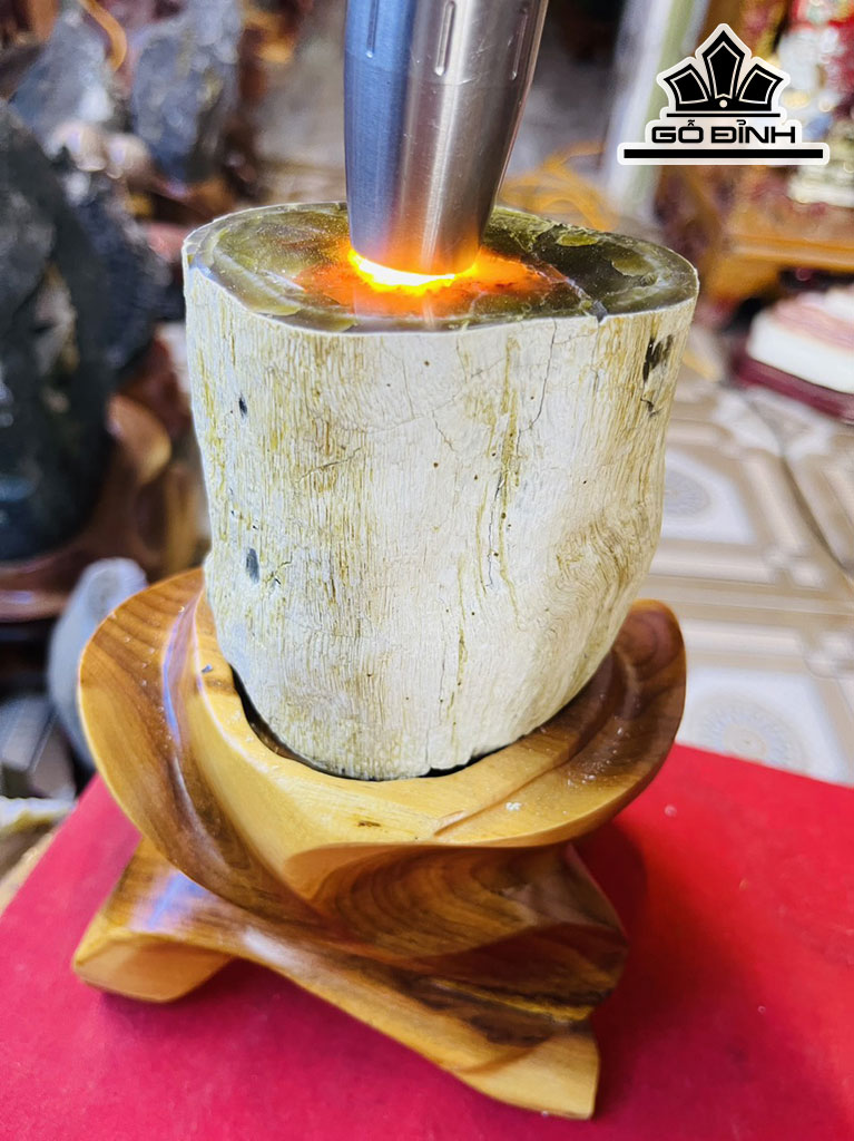 Tác Phẩm Gỗ Hóa Ngọc Cao 20(cm) 1,8kg