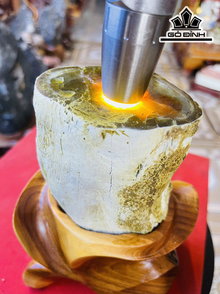 Tác Phẩm Gỗ Hóa Ngọc Cao 20(cm) 1,8kg
