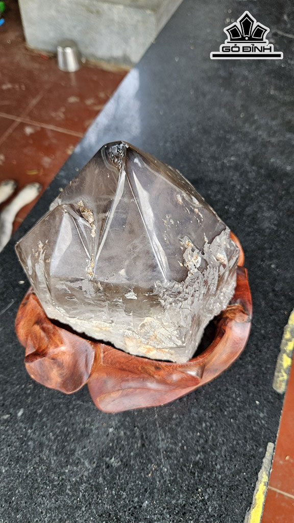 Tác Phẩm Đá Thạch Anh Khói ( Smoky Quartz ) Cao 30 Ngang 19 (cm) 8kg