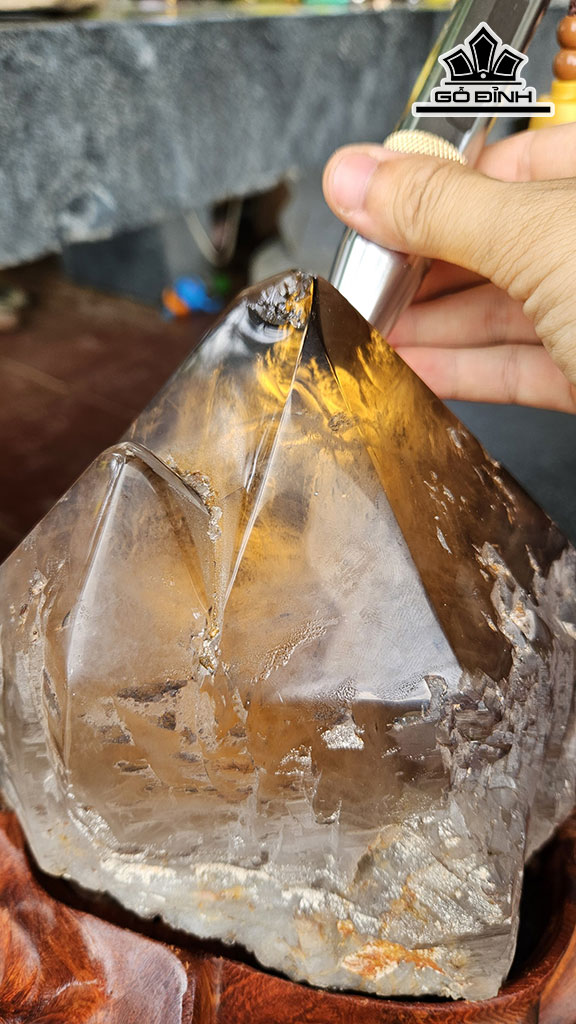 Tác Phẩm Đá Thạch Anh Khói ( Smoky Quartz ) Cao 30 Ngang 19 (cm) 8kg