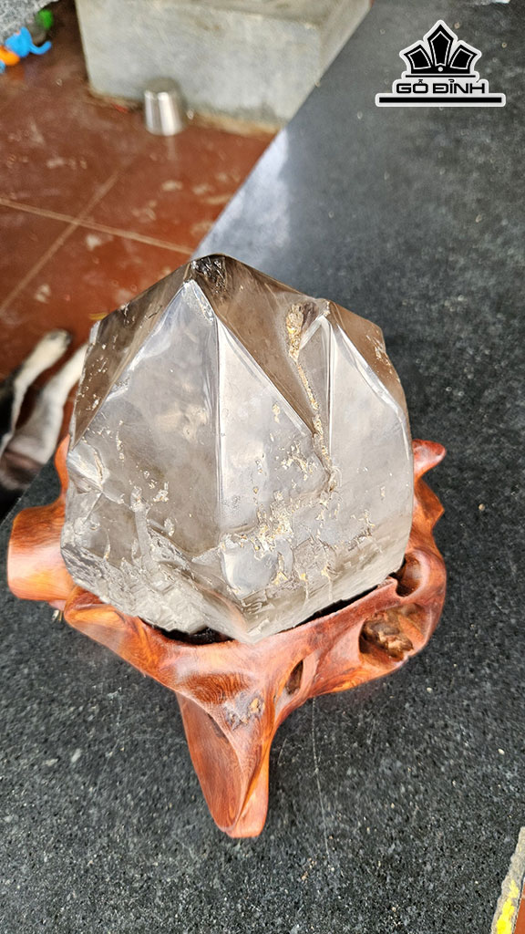Tác Phẩm Đá Thạch Anh Khói ( Smoky Quartz ) Cao 30 Ngang 19 (cm) 8kg
