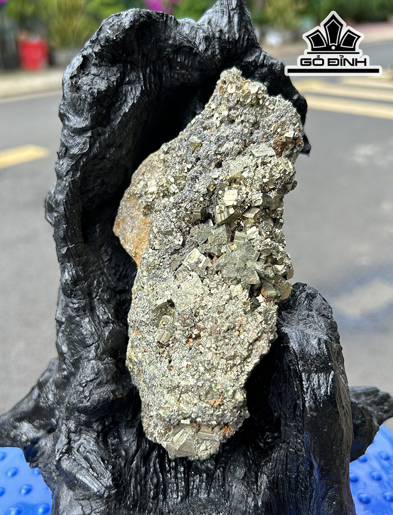 Tác Phẩm Đá Pyrite Cao 22 Ngang18(cm) 0,8kg