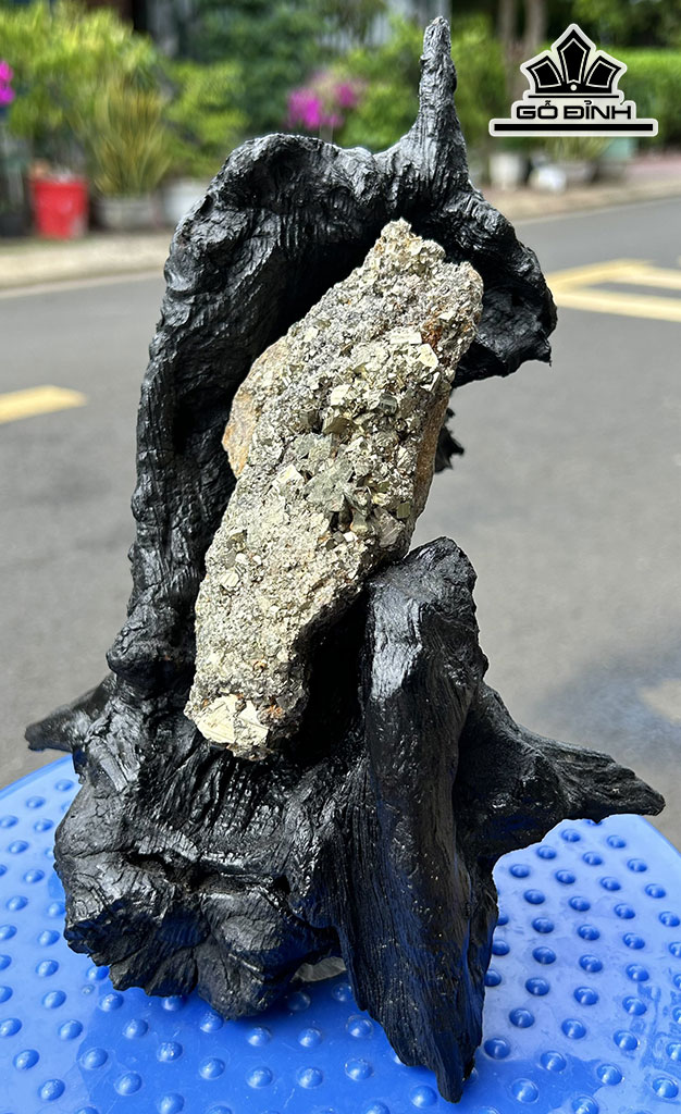 Tác Phẩm Đá Pyrite Cao 22 Ngang18(cm) 0,8kg