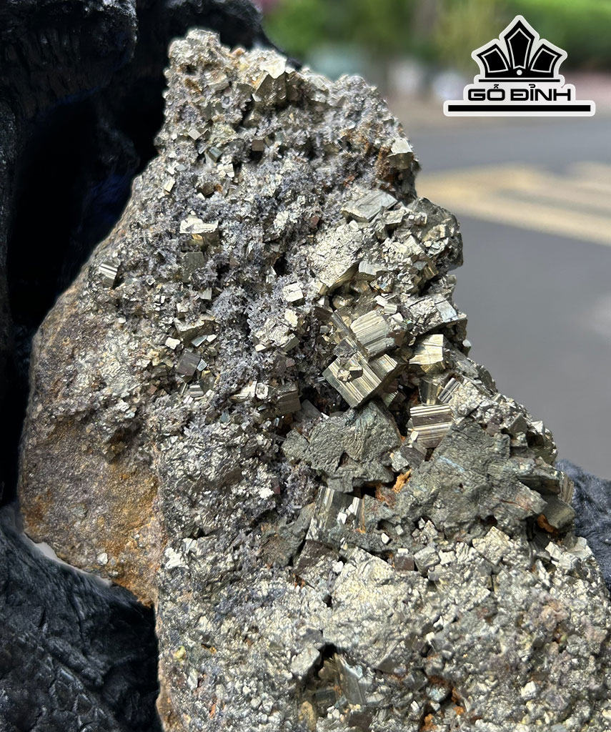 Tác Phẩm Đá Pyrite Cao 22 Ngang18(cm) 0,8kg