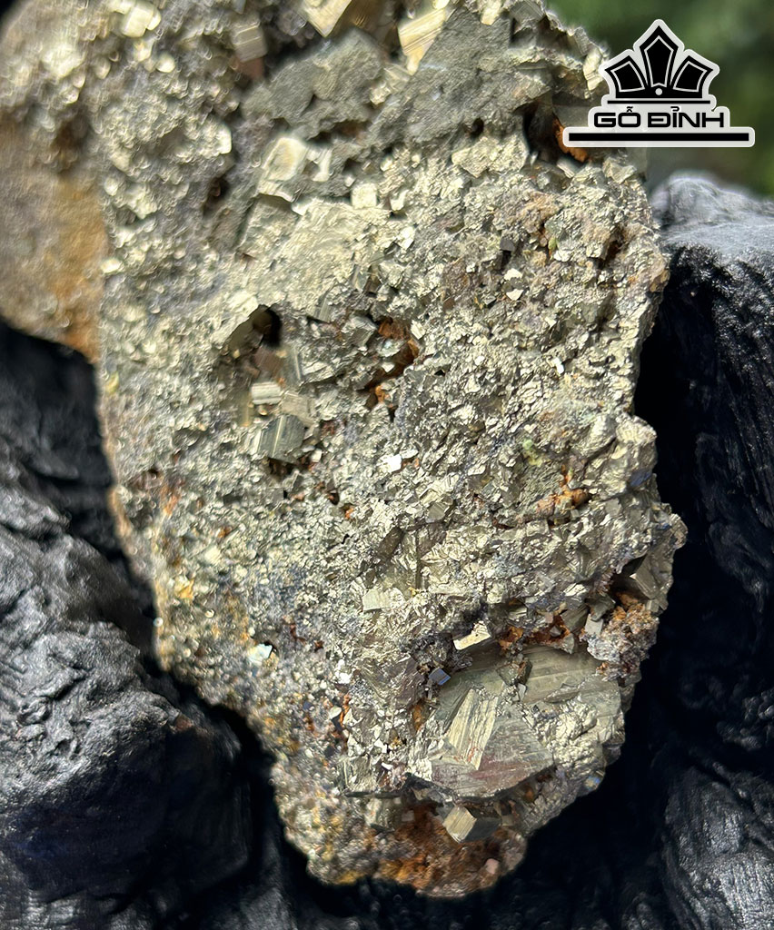 Tác Phẩm Đá Pyrite Cao 22 Ngang18(cm) 0,8kg