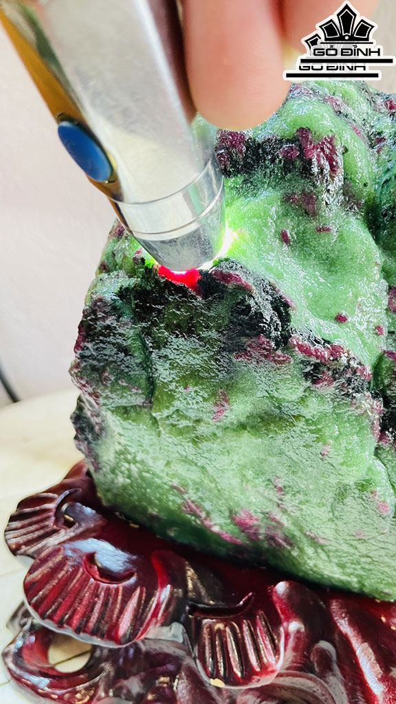 Tác Phẩm Đá Ruby Cao 20 Rộng 14(cm) 3,8kg