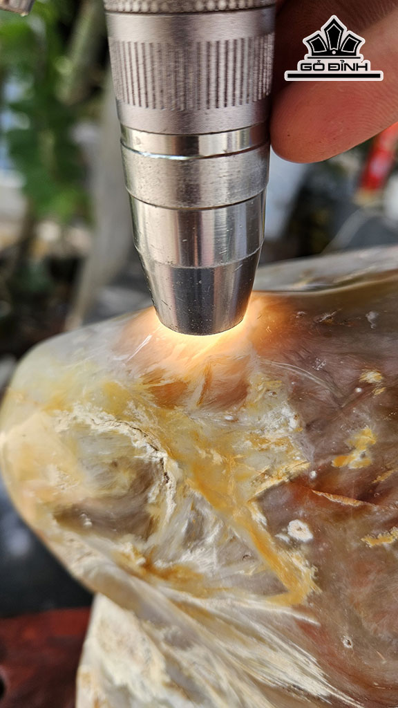 Tác Phẩm Gỗ Hóa Ngọc Cao 38 Ngang 18(cm) 9,5kg