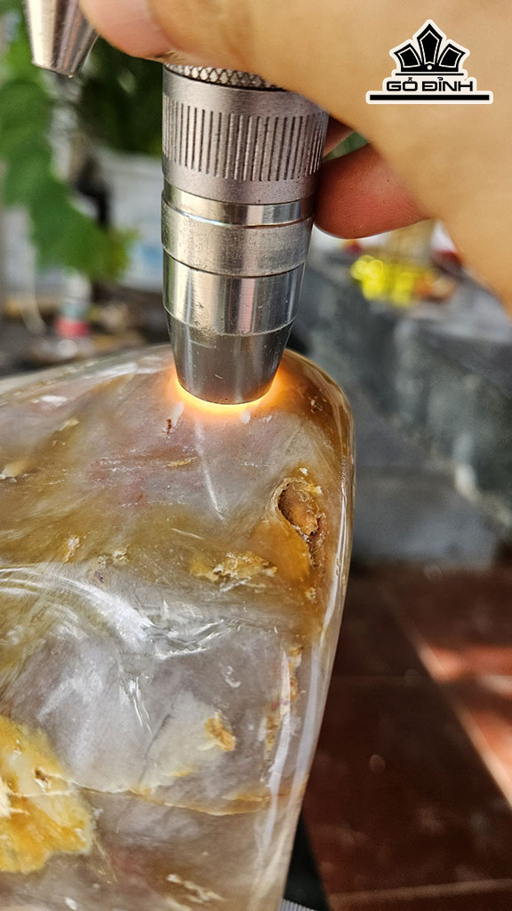 Tác Phẩm Gỗ Hóa Ngọc Cao 38 Ngang 18(cm) 9,5kg